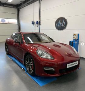 Auto upgrade Porsche - Carplay Achteruitrijcamera | D&B Inbouwstation