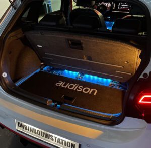 Auto upgrade Volkswagen - Audison Gladen Speakers Versterker | D&B Inbouwstation