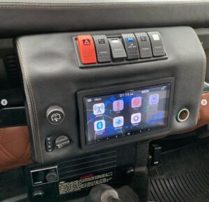 Jeep Defender auto upgrade - Multimedia Audio Upgrade Gladen Boxmore | D&B Inbouwstation